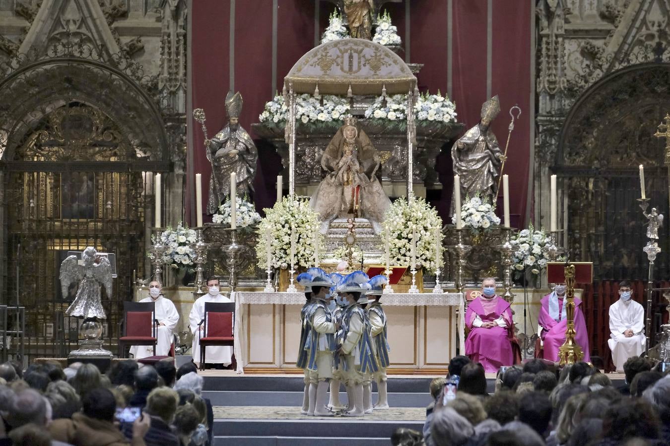 Los seises bailan en honor de la Inmaculada