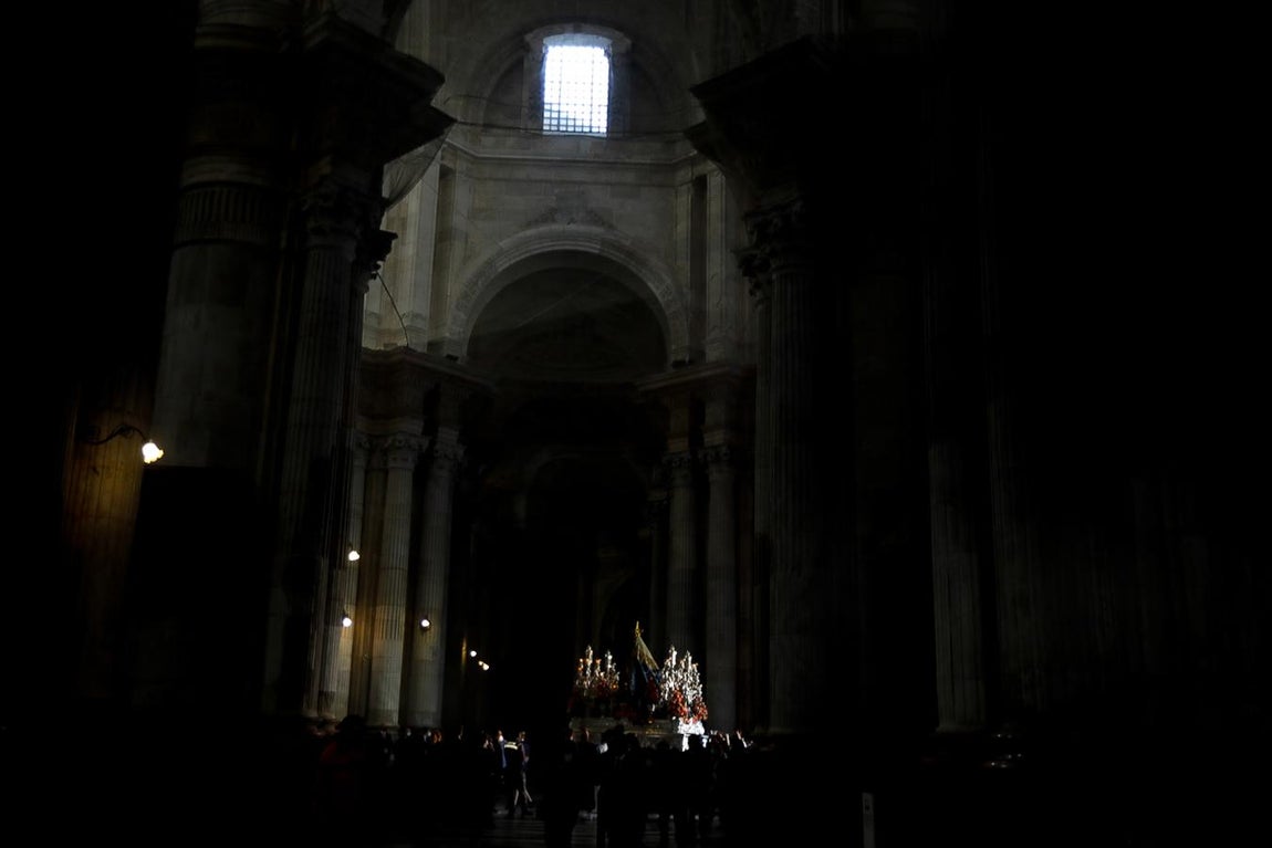 Fotos: Las históricas imágenes del reencuentro entre el Nazareno y la Patrona de Cádiz