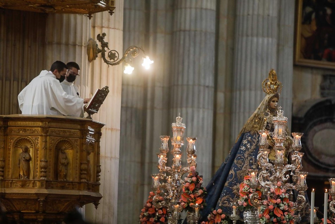 Fotos: Las históricas imágenes del reencuentro entre el Nazareno y la Patrona de Cádiz