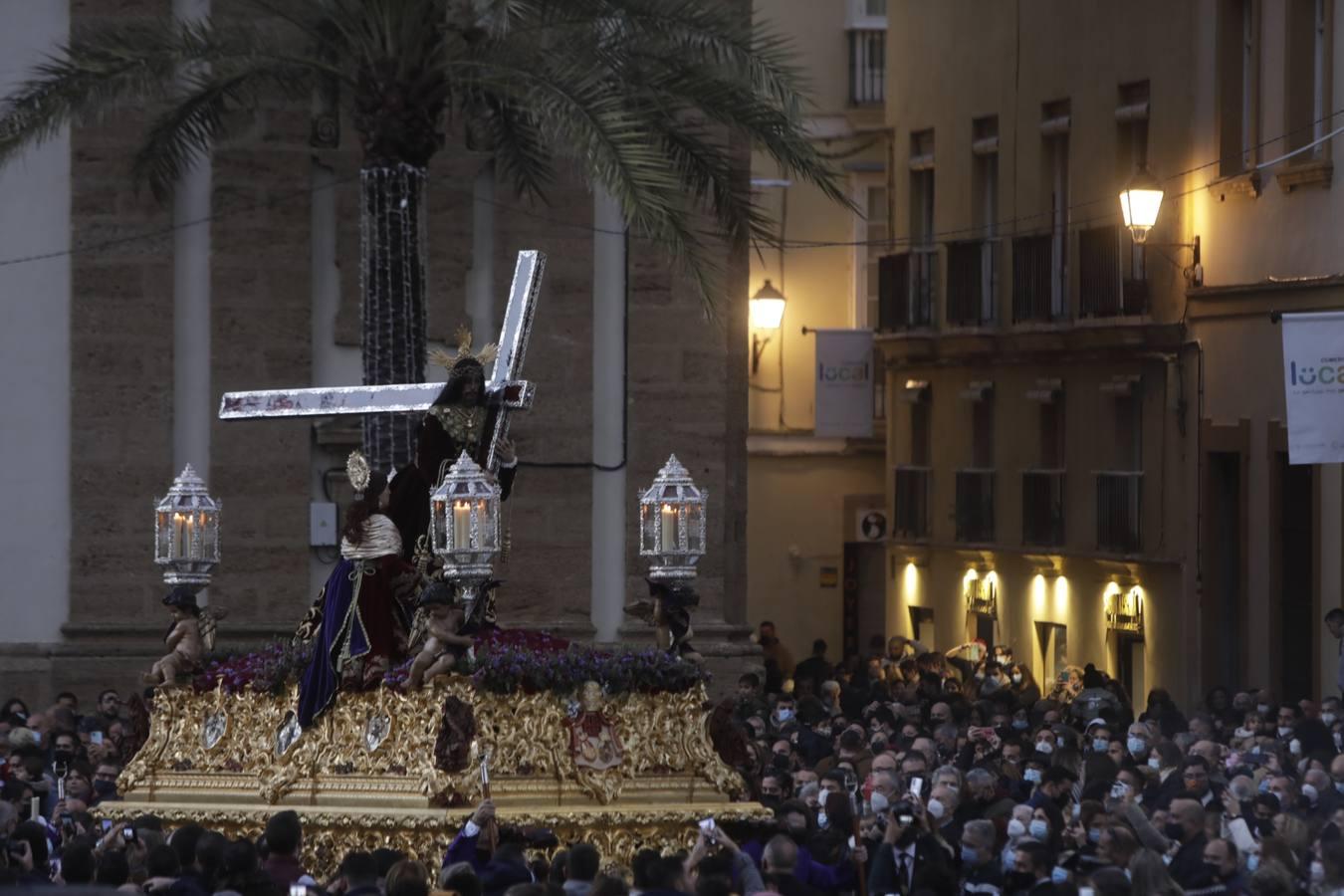 Fotos: La Patrona y el Nazareno procesionan por las calles de Cádiz