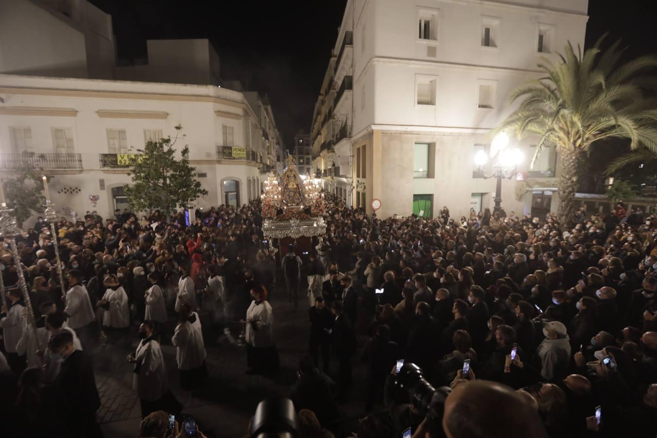 Fotos: La Patrona y el Nazareno procesionan por las calles de Cádiz