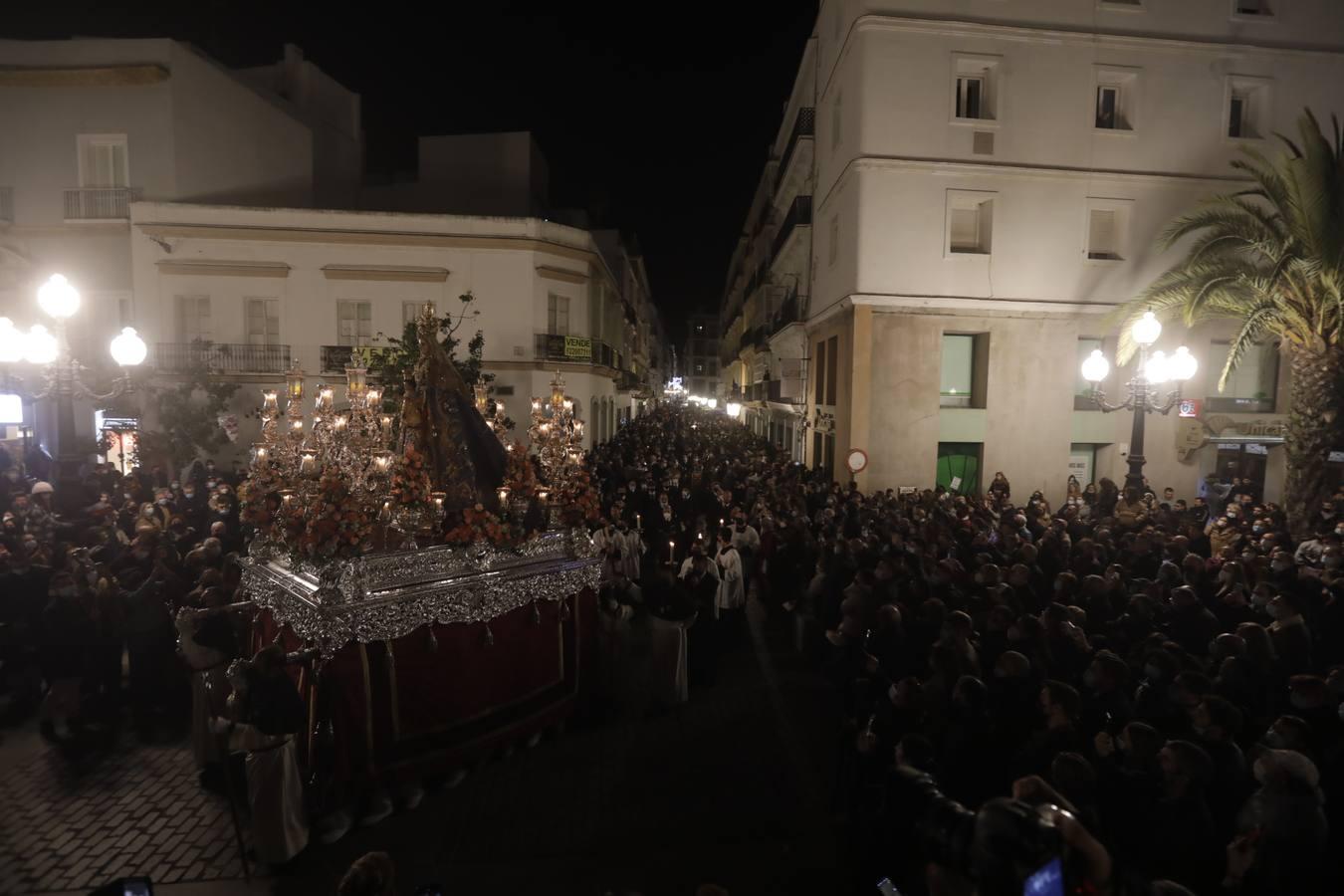 Fotos: La Patrona y el Nazareno procesionan por las calles de Cádiz