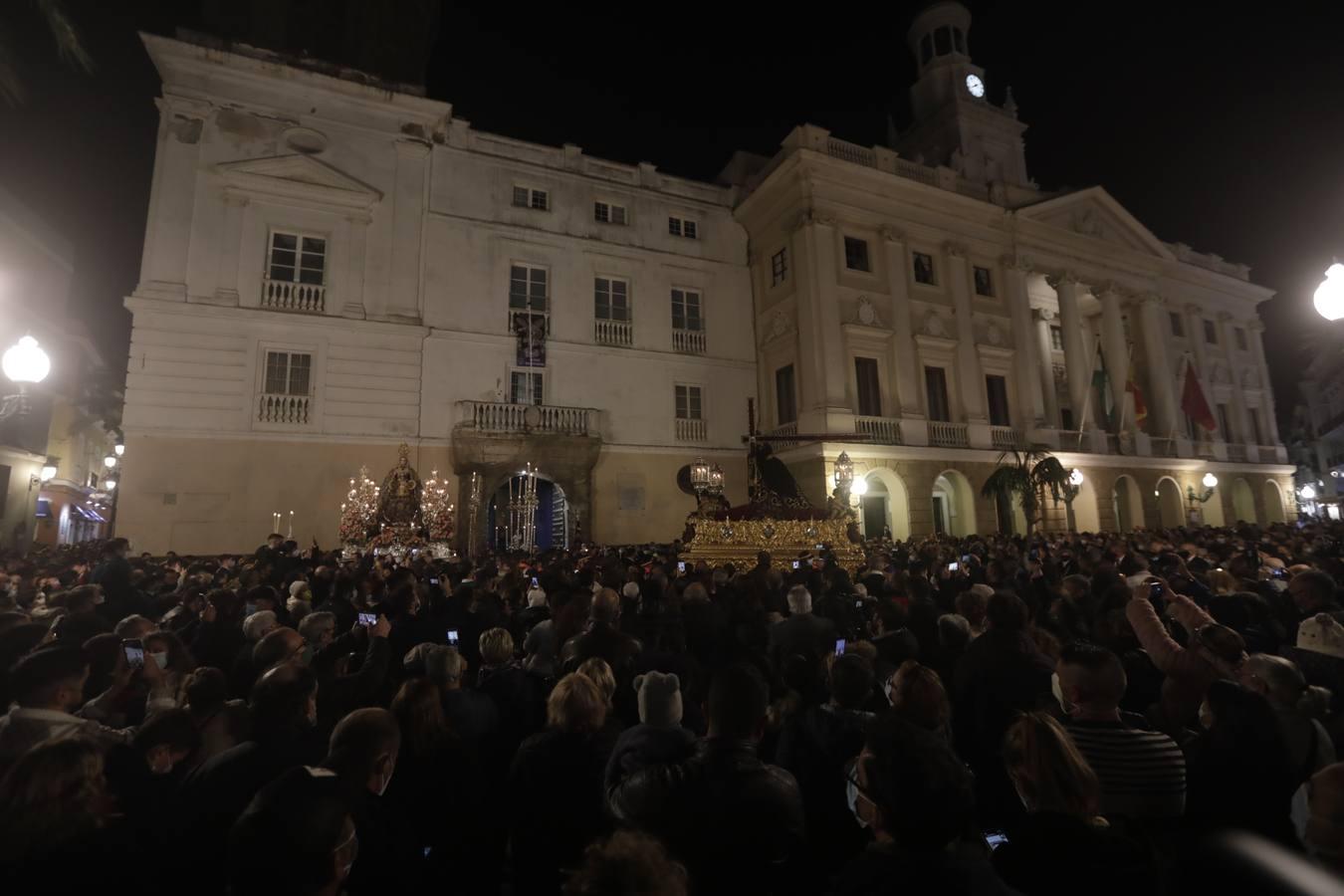 Fotos: La Patrona y el Nazareno procesionan por las calles de Cádiz