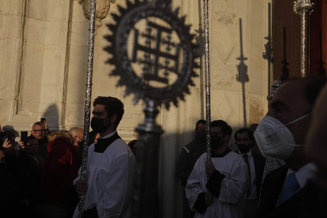 Fotos: La Patrona y el Nazareno procesionan por las calles de Cádiz