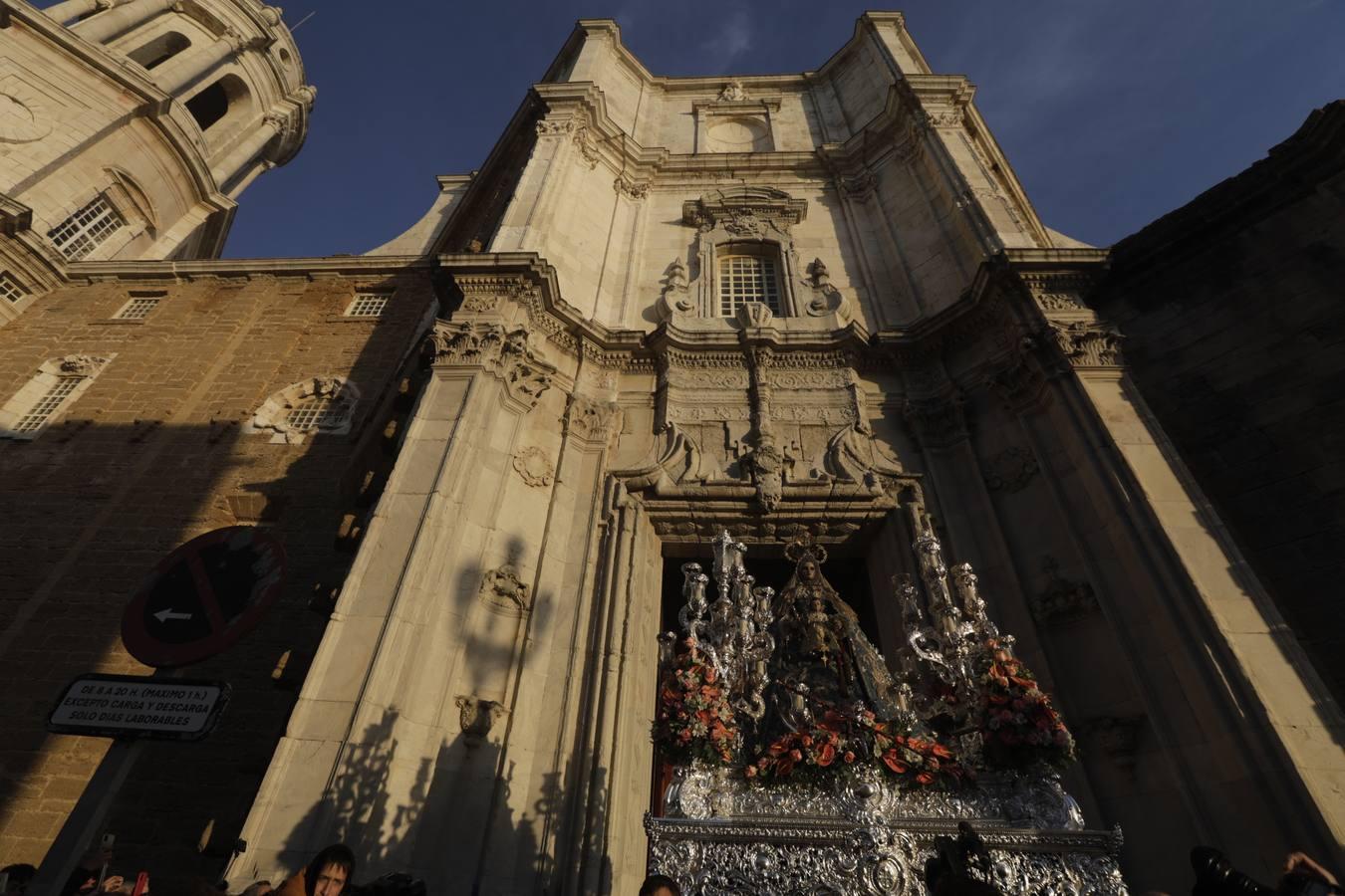 Fotos: La Patrona y el Nazareno procesionan por las calles de Cádiz