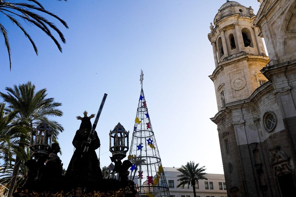 Fotos: Las históricas imágenes del reencuentro entre el Nazareno y la Patrona de Cádiz