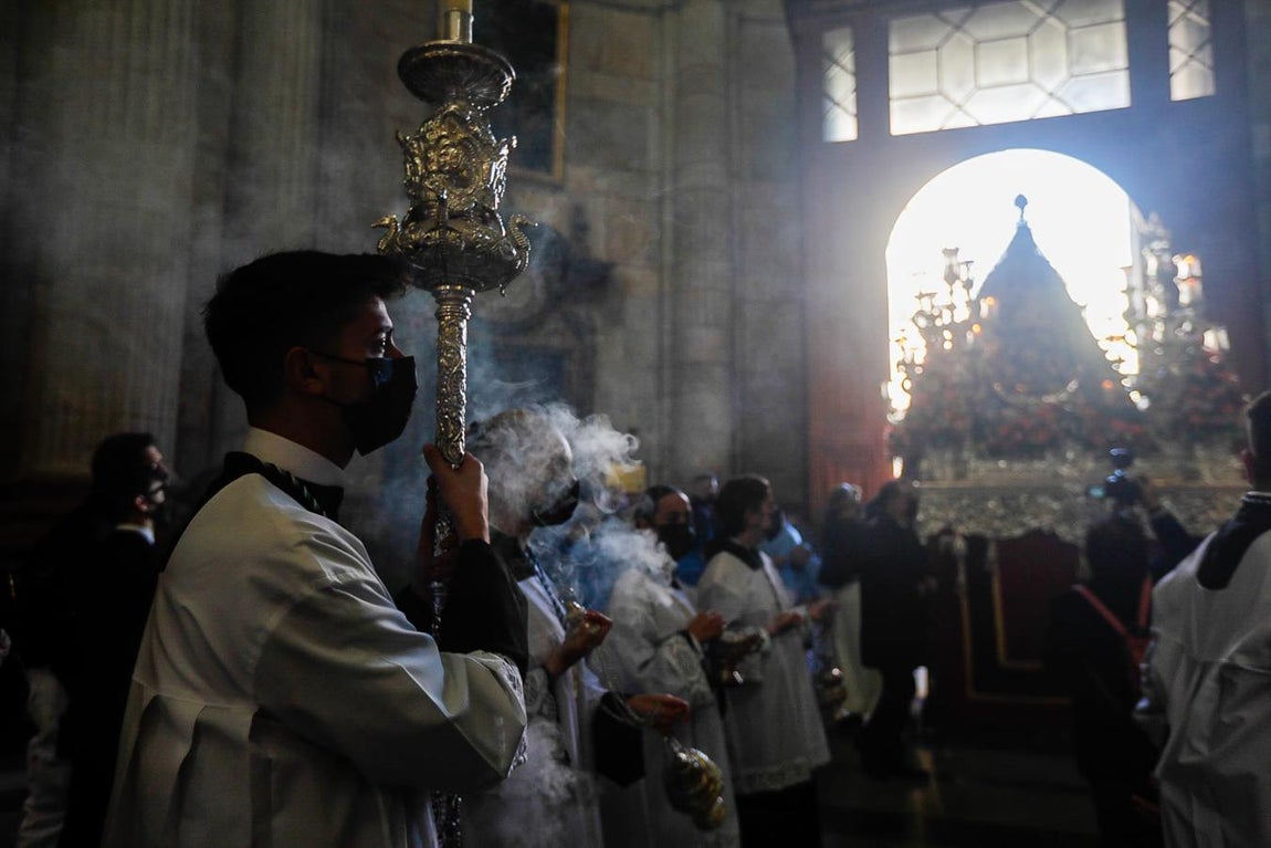 Fotos: Las históricas imágenes del reencuentro entre el Nazareno y la Patrona de Cádiz