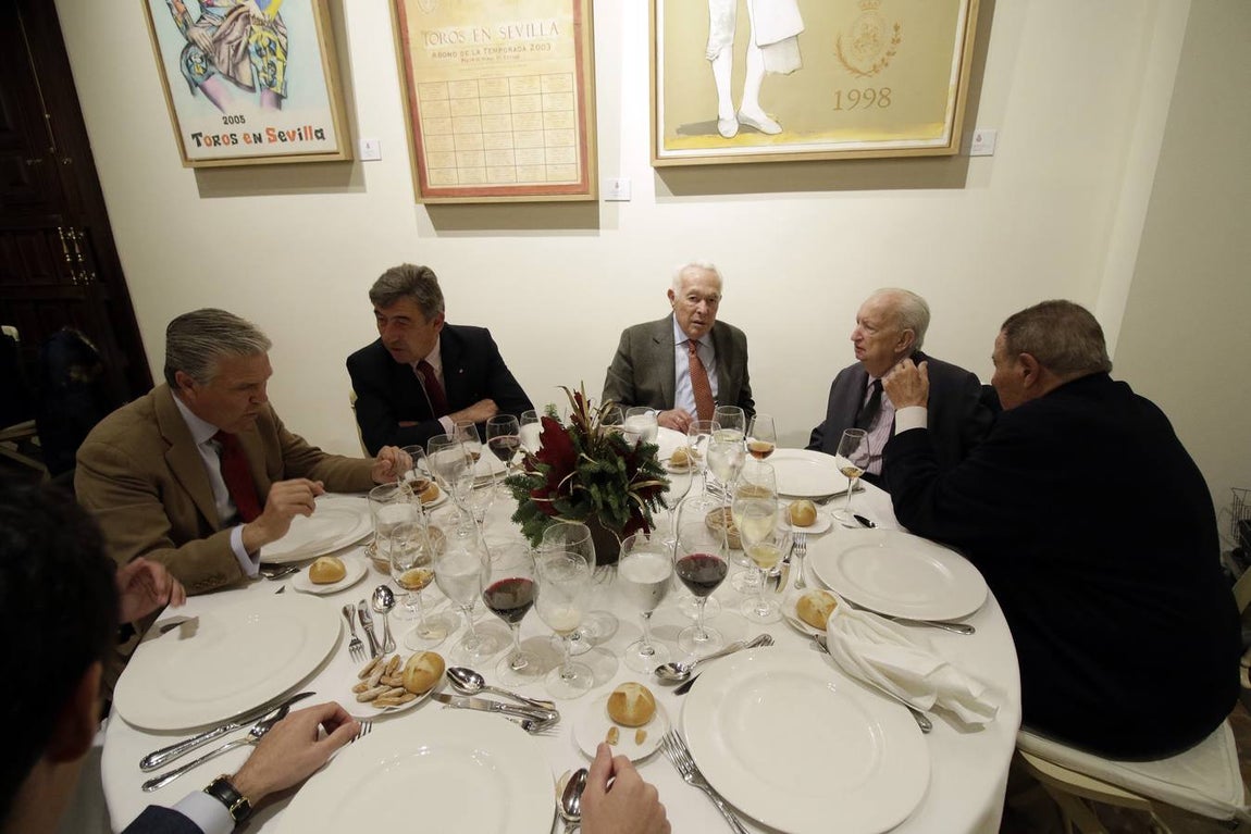 Almuerzo homenaje que la Real Maestranza ha dedicado a Curro Romero. JUAN FLORES