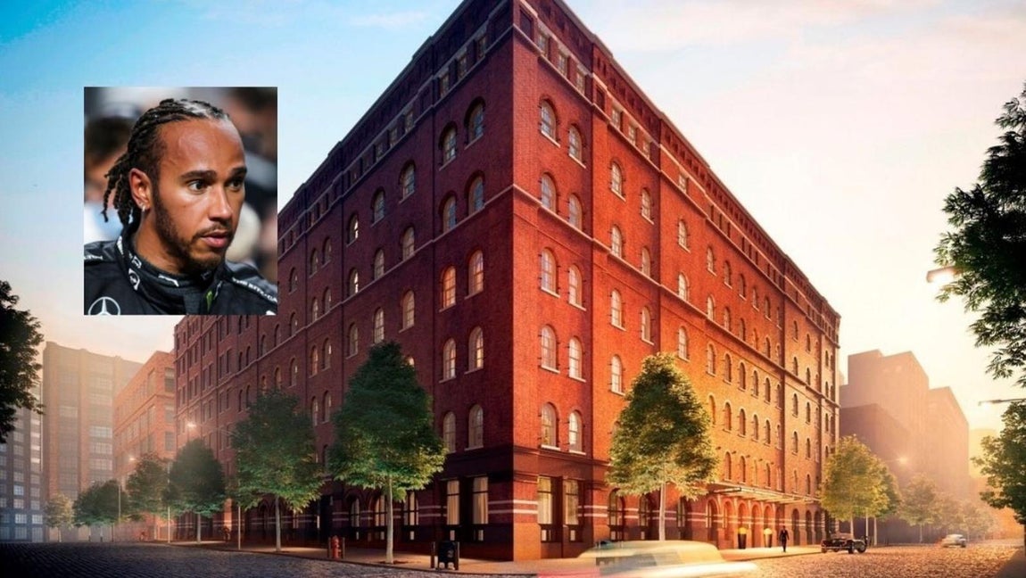 El ático que Lewis Hamilton ha vendido en Nueva York. Ser rico y famoso no implica tener la vida solucionada, por eso mismo muchos deportistas, a sabiendas de que su vida laboral no durará demasiados años, deciden realizar inversiones en diferentes sectores con el fin de asegurarse una fuente de ingresos alternativa. El sector inmobiliario es uno de los favoritos y por eso no resulta extraño cuando alguna celebrity vende una propiedad sin haber llegado a vivir en ella. Uno de los últimos ejemplos viene de la mano de Lewis Hamilton, quien acaba de embolsarse 43,3 millones de euros por su ático de Nueva York, donde no había residido nunca.