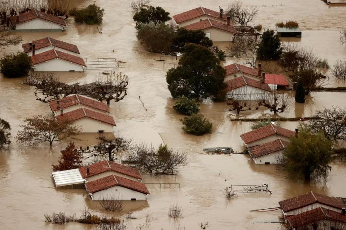 Vista aérea de las inundaciones ocasionadas por el desbordamiento río Arga a su paso por Huarte, villava y Burlada en Navarra, este viernes. 