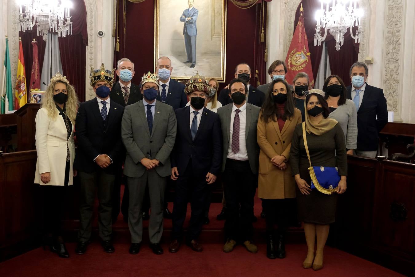 FOTOS: Los Reyes Magos reciben sus coronas en el Ayuntamiento de Cádiz