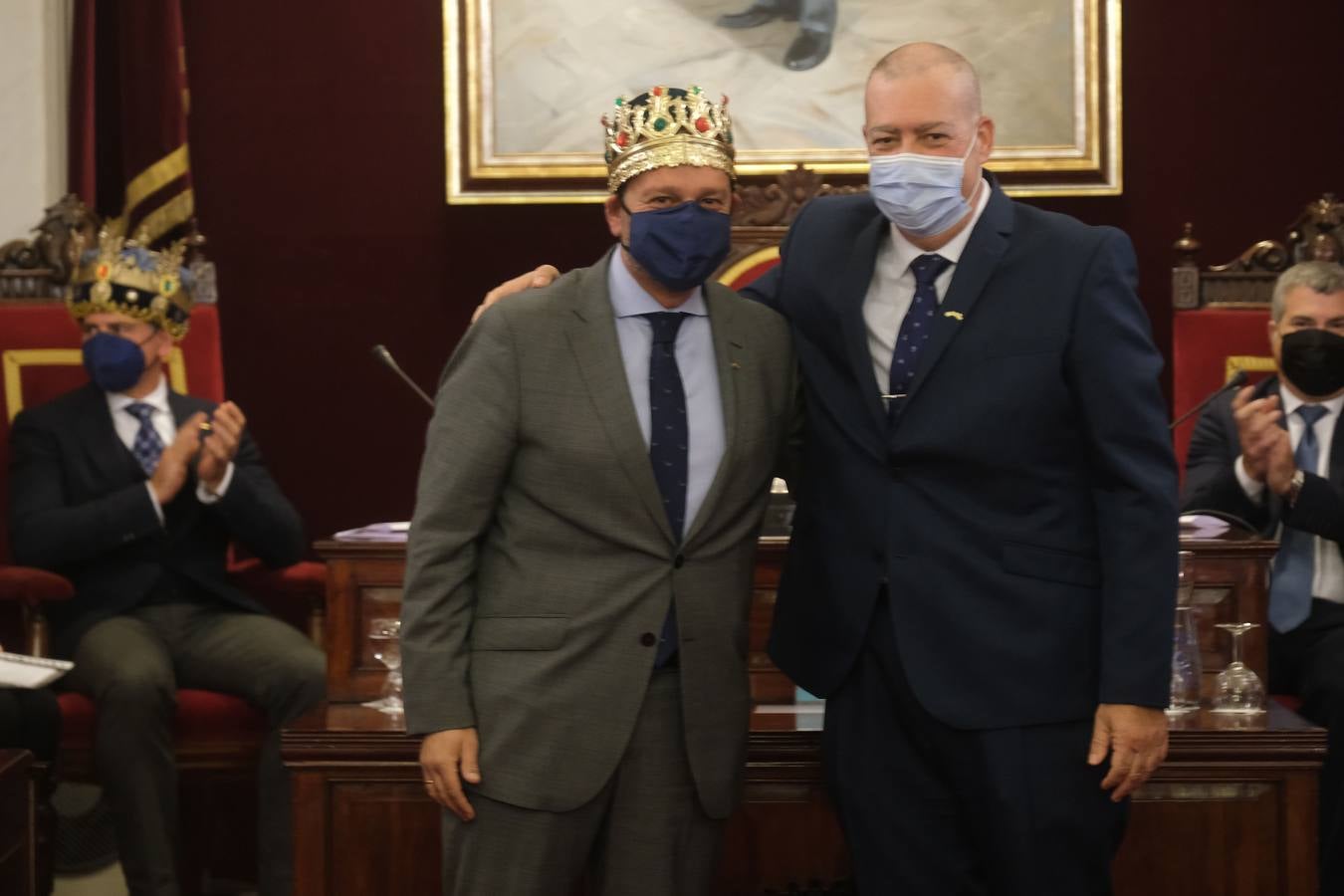 FOTOS: Los Reyes Magos reciben sus coronas en el Ayuntamiento de Cádiz