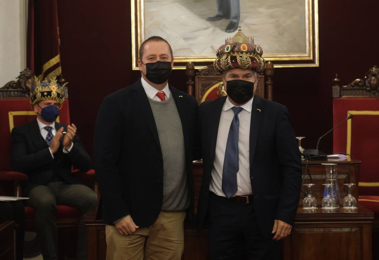 FOTOS: Los Reyes Magos reciben sus coronas en el Ayuntamiento de Cádiz