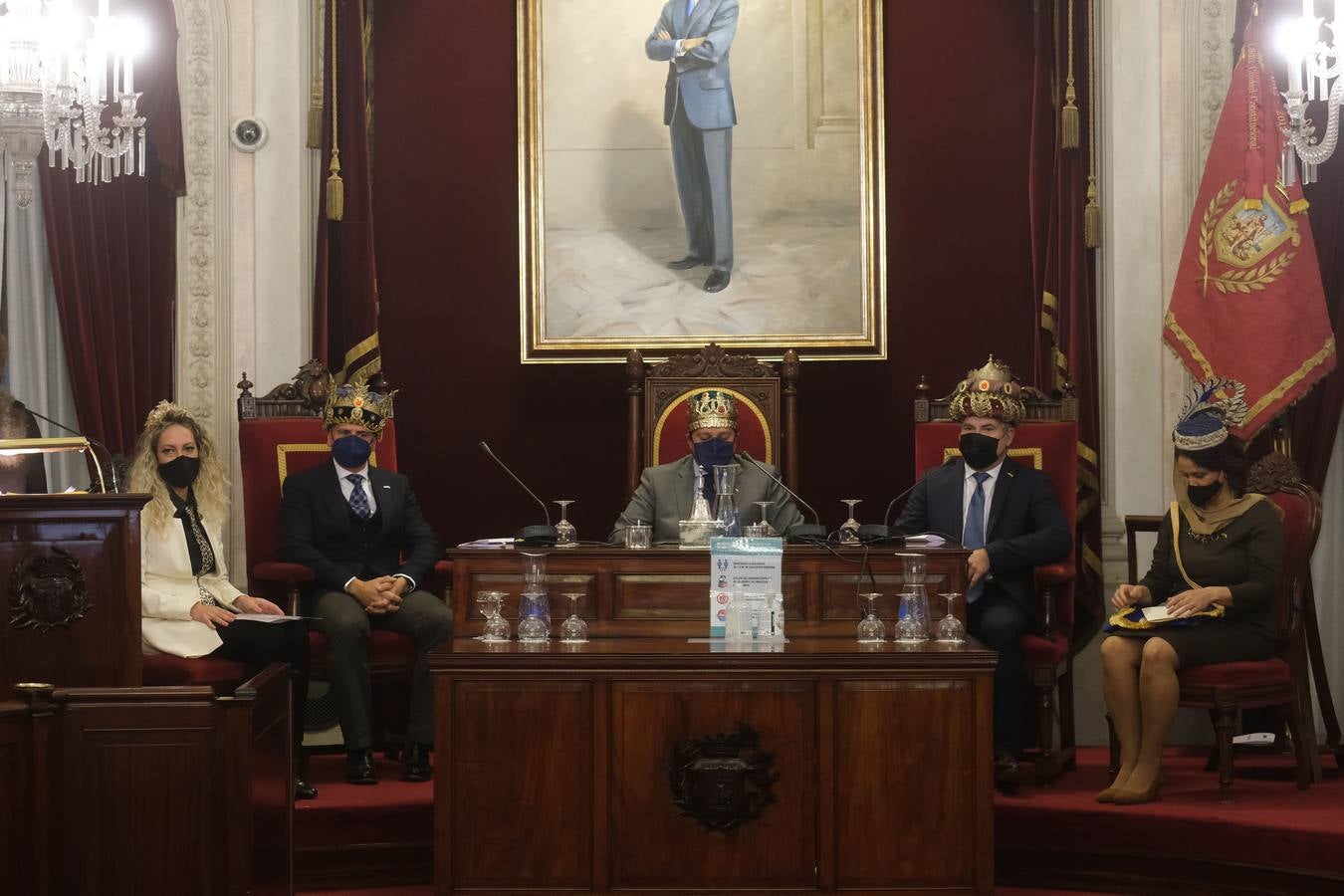 FOTOS: Los Reyes Magos reciben sus coronas en el Ayuntamiento de Cádiz