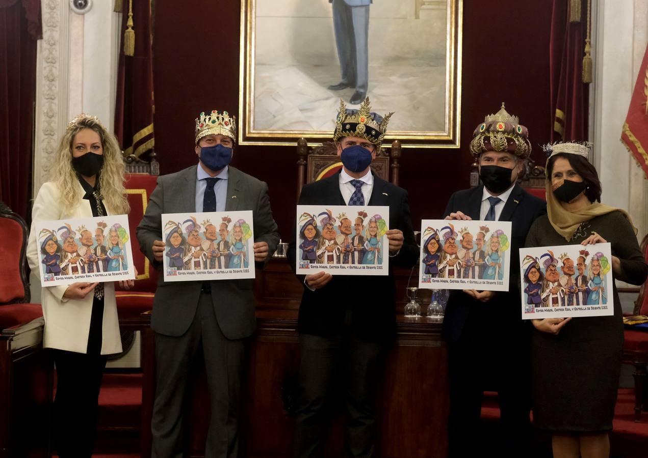 FOTOS: Los Reyes Magos reciben sus coronas en el Ayuntamiento de Cádiz