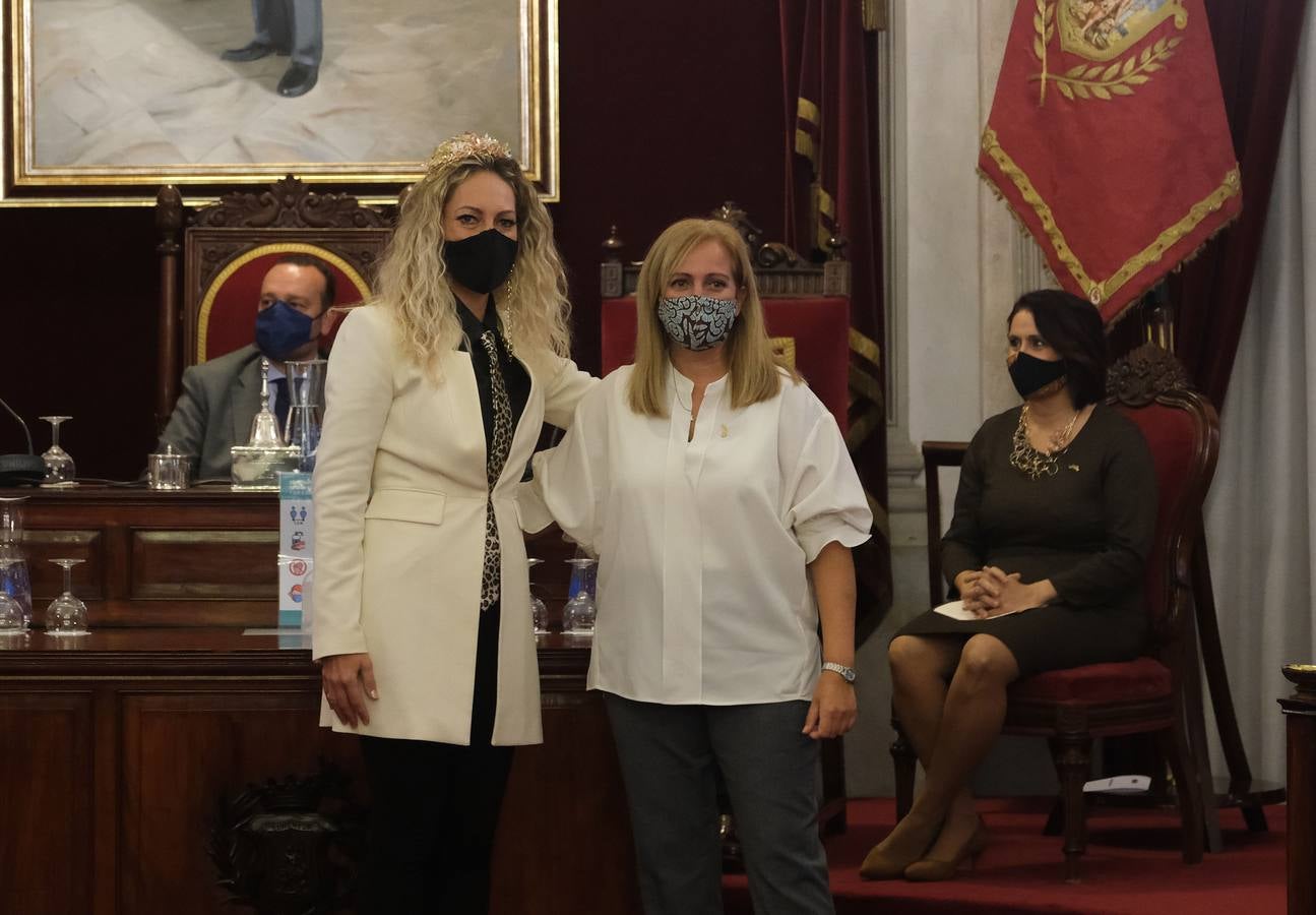 FOTOS: Los Reyes Magos reciben sus coronas en el Ayuntamiento de Cádiz