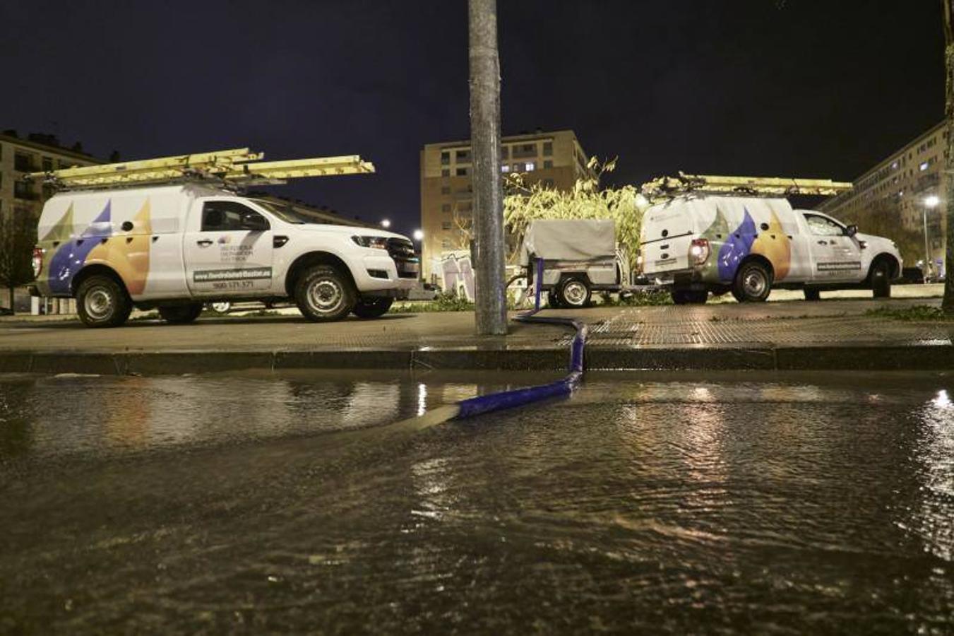 Técnicos de Iberdrola tratan de restablecer el suministro a varios bloques de viviendas tras el desbordamiento del río Arga