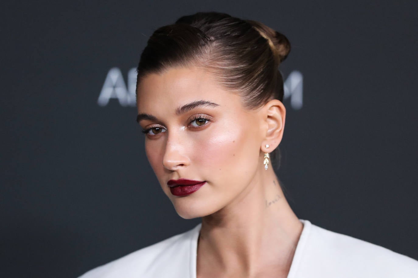 Recogido con efecto wet. Para melenas largas y medias, el moño es una opción perfecta para lucir un look diferente en las fiestas de navidad, sobre todo, si habitualmente se lleva el pelo suelto. Hailey Baldwin lo luce con acabado wet, un look muy apropiado para cualquier celebración.