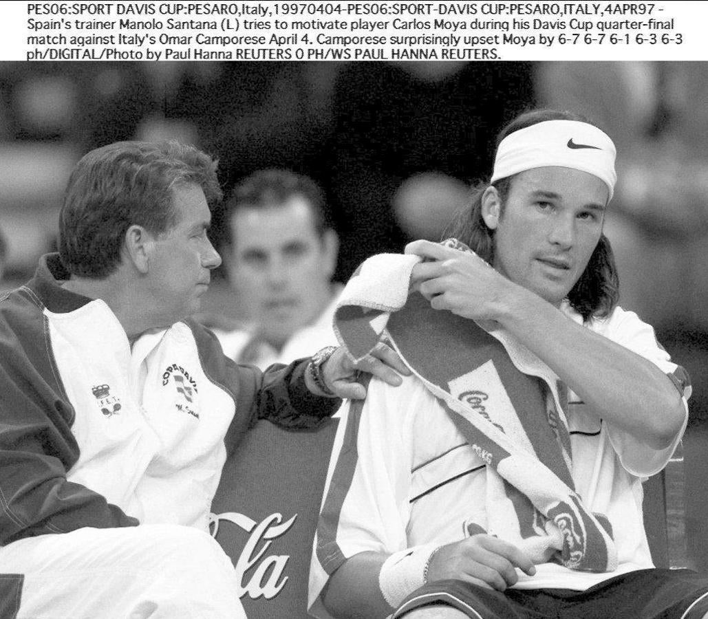 Carlos Moya junto a Manolo Santana en un descanso durante el partido de la Copa Davis frente a Italia. 