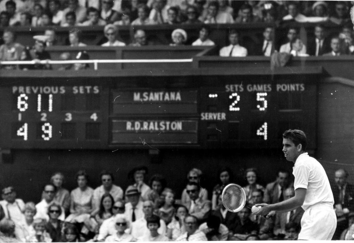 Manolo Santana durante la disputa de la final del torneo de Wimblendon de 1966, del que se proclamó vencedor al derrotar al americano Dennis Ralston. 