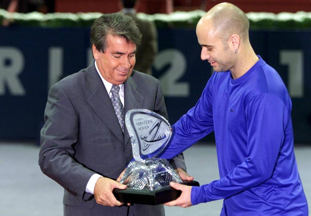 Manolo Santan durante la final del Masters Series de Madrid ganado por Agassi. 