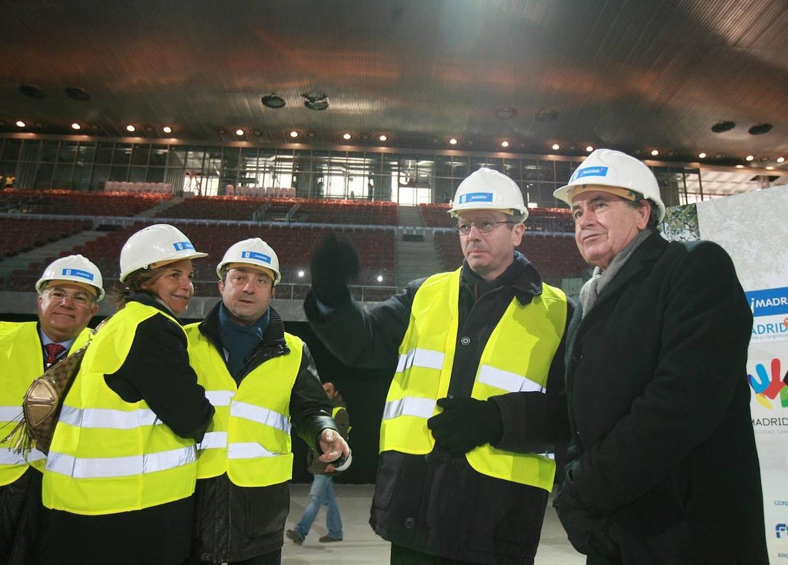 Visita del exalcalde de Madrid, Alberto Ruiz Gallardón, acompañado por Arantxa Sánchez Vicario y Manolo Santana a las nuevas instalaciones del nuevo centro del tenis de la Caja Mágica. 