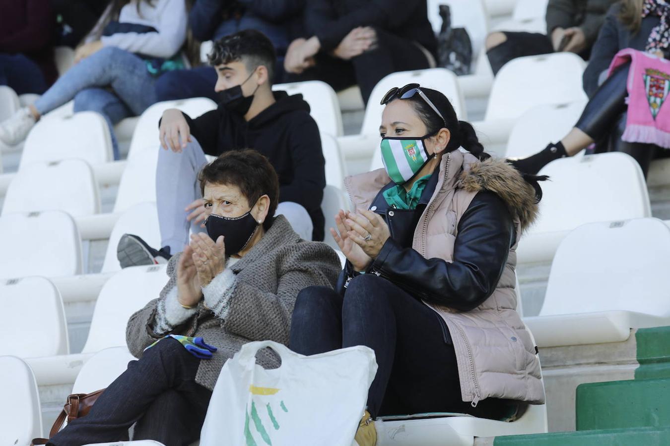 El ambiente en las gradas del Córdoba CF - Panadería Pulido, en imágenes