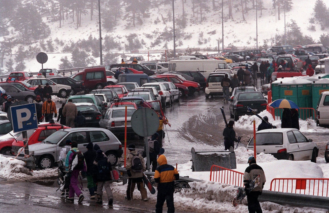 El aparcamiento del puerto de Navacerrada, completo (2000). 