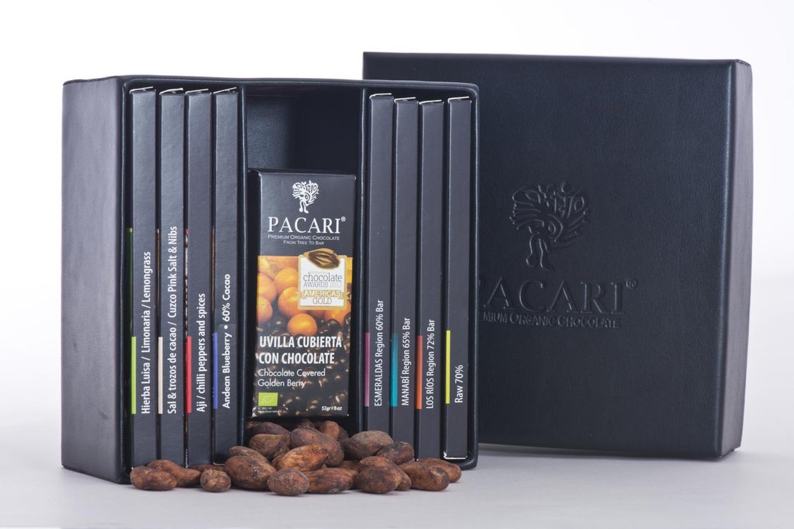 Caja de cuero con chocolates Pacari. Pacari es el primer chocolate biodinámico que además apuesta por una producción orgánica y sostenible y por el comercio justo. Ha estado galardonado en muchas ocasiones por sus sabores exquisitos y originales. Esta Navidad, sorprende a los amantes de esta delicia con una caja de edición limitada con algunas de sus referencias más destacadas como son Hierbaluis, Sal y Nibs, Chile, Andean Blueberry o Manabí Región 65%, entre otras. Precio: 50€