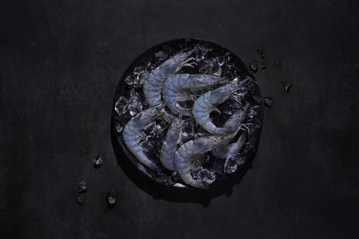 Los exclusivos langostinos Noray. Si hay un producto que no falta en las mesas navideñas esos son los langostinos y por ello, es una gran y deliciosa opción de regalo para llevar a una comisa o cena en esta época. Los langostinos de Noray se crían en una granja propia y en un entorno controlado que reproduce fielmente su hábitat natural. Un innovador sistema de cría sin el empleo de antibióticos, conservantes, ni colorantes que proporciona un producto de alta calidad, incluso perfecto para su consumo en crudo. Se pescan bajo demanda y garantizan su envasada en menos de una hora. Precio: desde 30€/ Kg