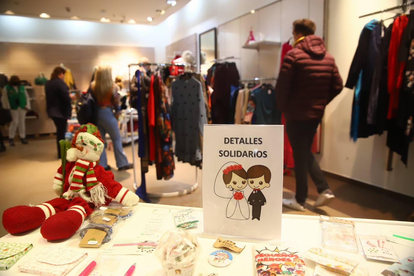 La inauguración de la tienda solidaria de la Asociación contra el Cáncer en Córdoba, en imágenes