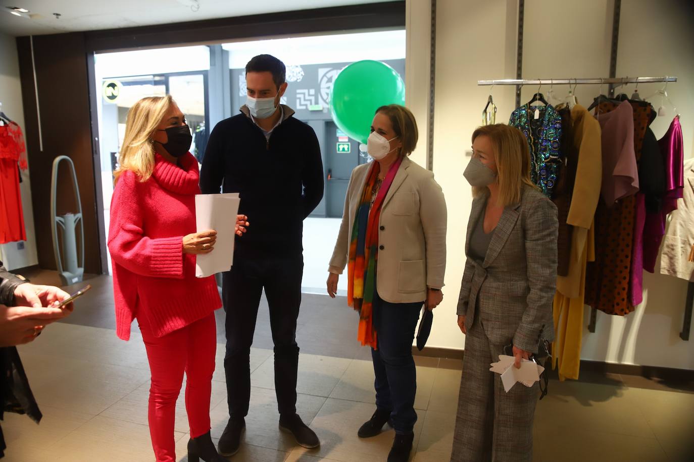 La inauguración de la tienda solidaria de la Asociación contra el Cáncer en Córdoba, en imágenes