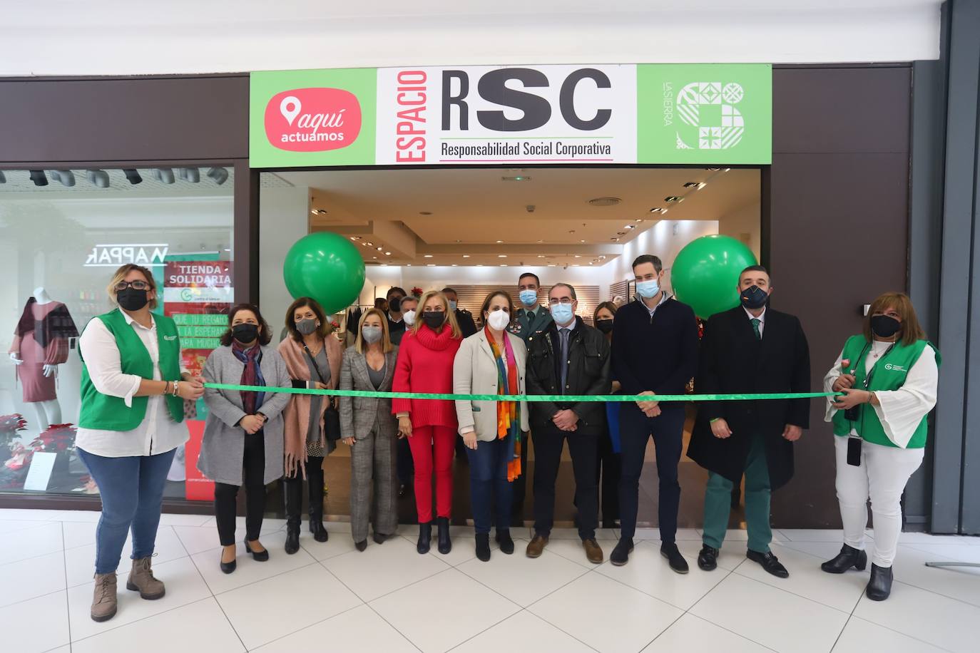 La inauguración de la tienda solidaria de la Asociación contra el Cáncer en Córdoba, en imágenes