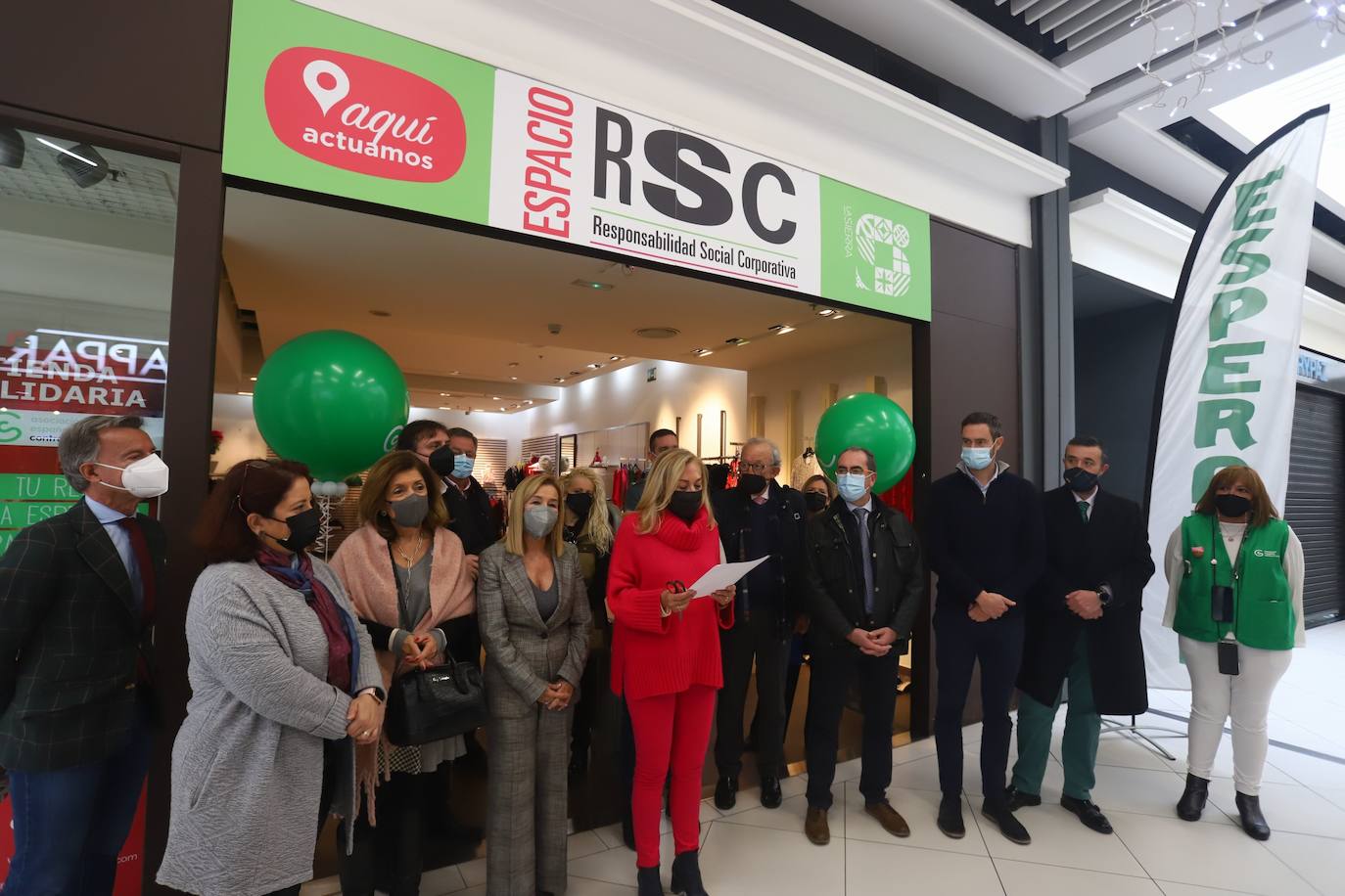 La inauguración de la tienda solidaria de la Asociación contra el Cáncer en Córdoba, en imágenes