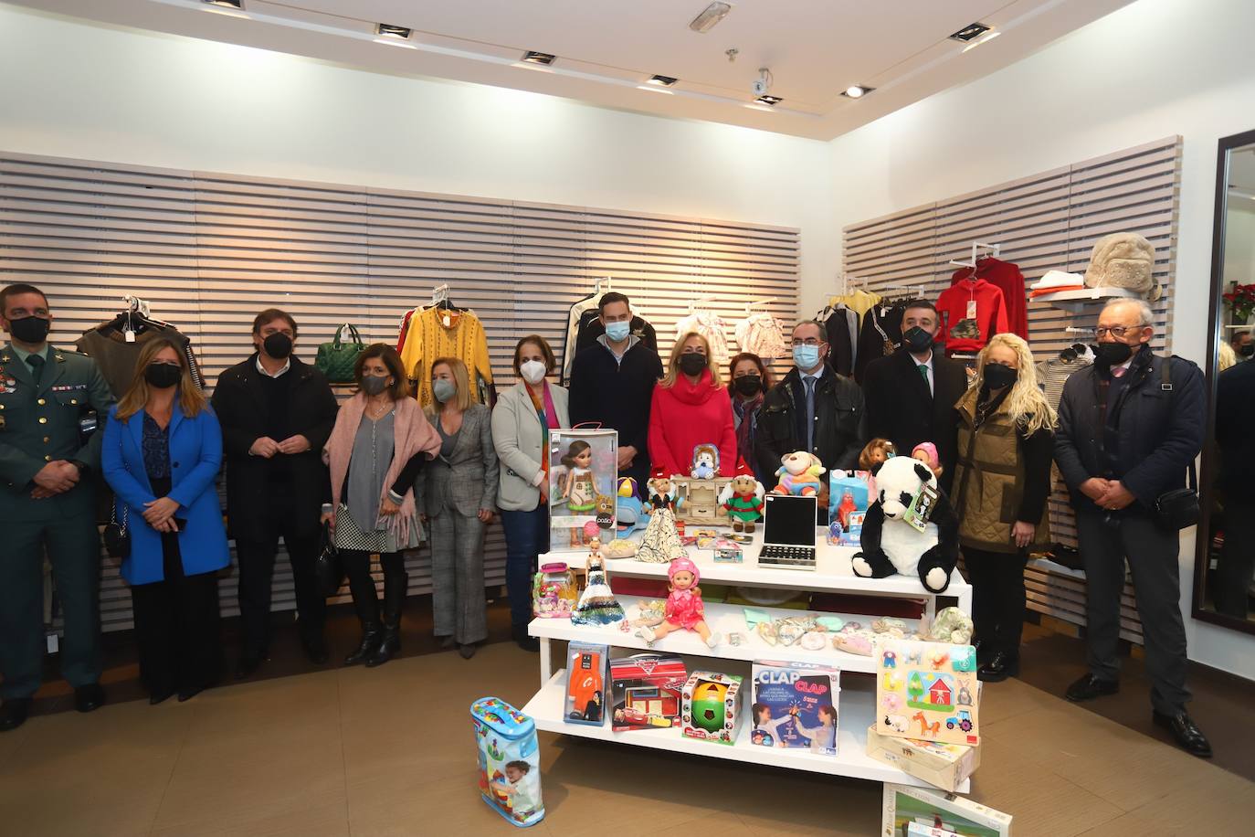 La inauguración de la tienda solidaria de la Asociación contra el Cáncer en Córdoba, en imágenes