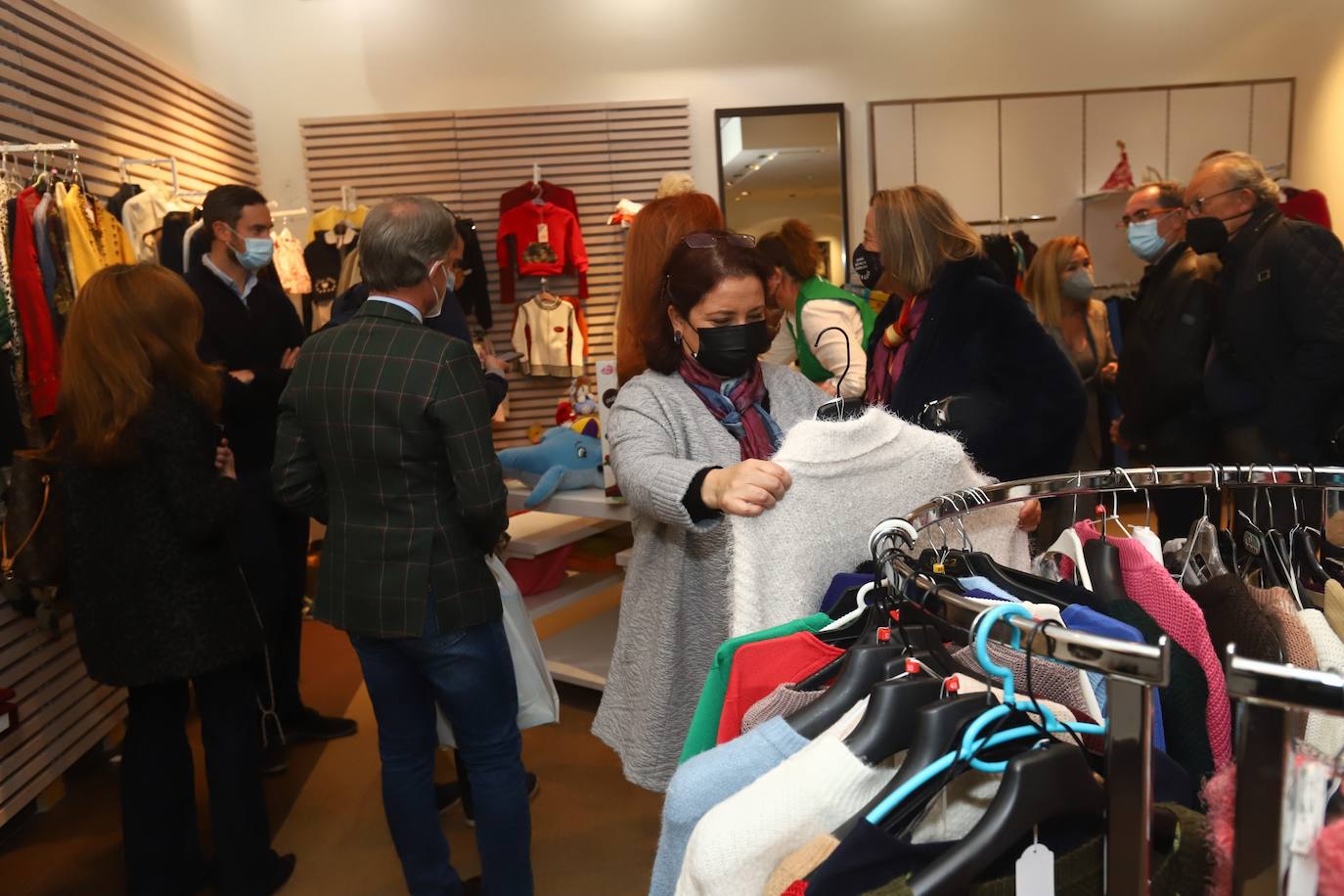 La inauguración de la tienda solidaria de la Asociación contra el Cáncer en Córdoba, en imágenes