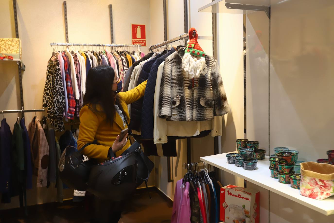 La inauguración de la tienda solidaria de la Asociación contra el Cáncer en Córdoba, en imágenes