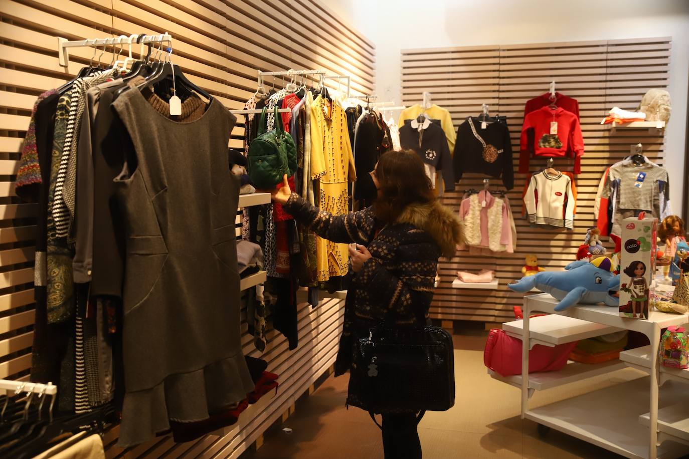 La inauguración de la tienda solidaria de la Asociación contra el Cáncer en Córdoba, en imágenes