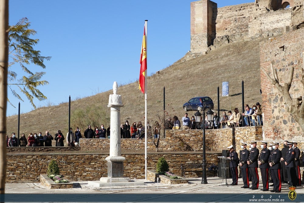 Infantes de Marina de San Fernando desfilan en Badajoz en honor de Martín Álvarez