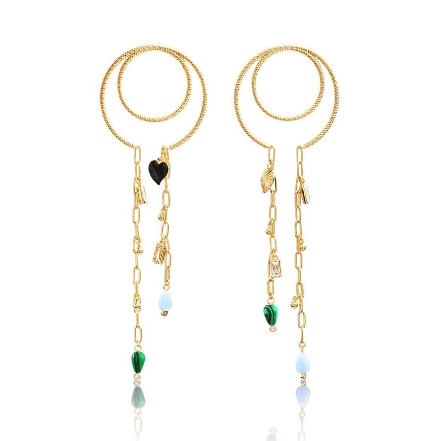 Agatha Paris - Accesorios originales para los looks Navideños. Pendientes geométricos con cuentas muticolor y cadenas, de Agatha Paris. Un modelo bañado en oro de 24 quilates con aires minimalistas perfectos para dar un toque de alegría a todo tipo de estilismos. Precio: 89€.