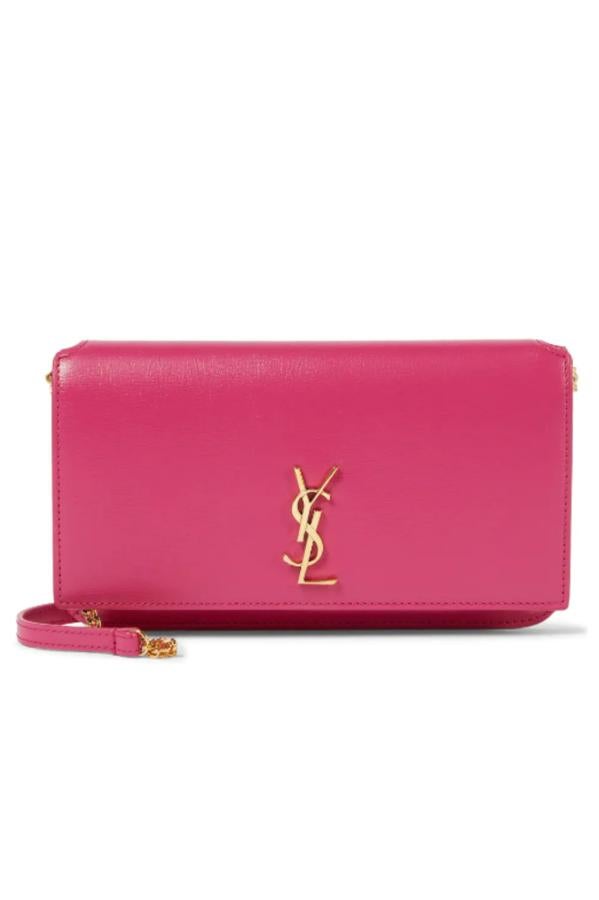 Saint Laurent - Accesorios originales para los looks Navideños. Bolso cruzado fucsia de piel de becerro con una placa metálica dorada, de Saint Laurent. Precio: 545€.