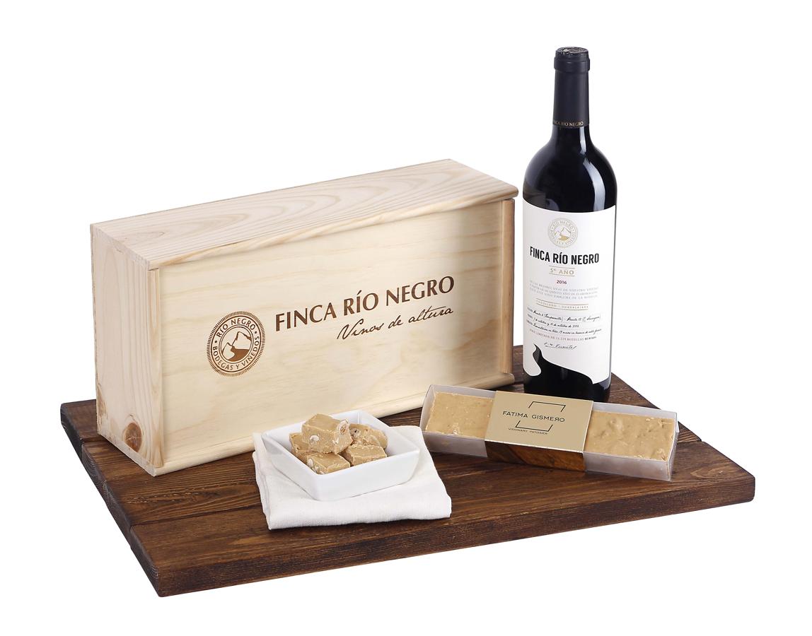 Finca Río Negro y Fátima Gismero. Finca Río Negro presenta su Edición Especial Navidad con la que pretende subrayar la excelencia de la materia prima de Guadalajara, los sabores auténticos de la zona y defender los procesos artesanales. Una Colección compuesta por 5º Año, tinto emblema de la Bodega y de producción limitada, perfecto para la temporada de invierno. Y, junto a él, un Turrón de Almendra Marcona, la propuesta de Fátima Gismero, referente de la pastelería actual Premio Madrid Fusión 2021. Precio: 43 euros