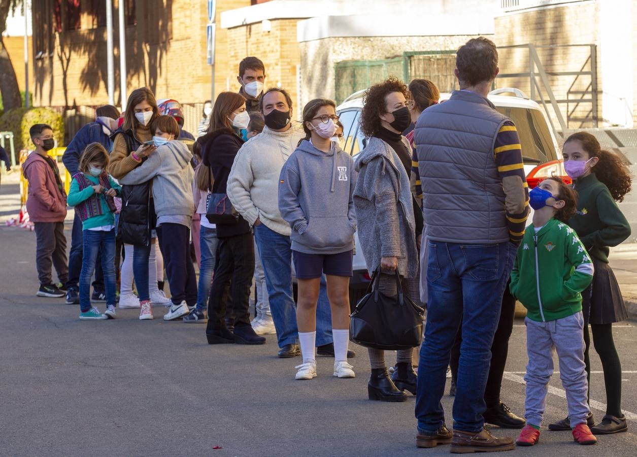 En imágenes, los niños de Sevilla comienzan a vacunarse contra el Covid