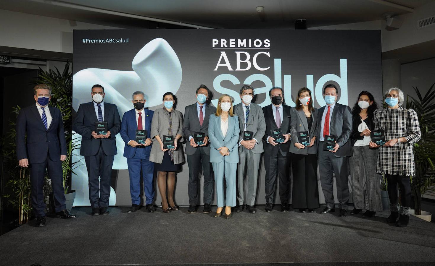 Ana Pastor, presidenta del jurado y exministra de Sanidad, con todos los premiados en los Premios ABC Salud. 