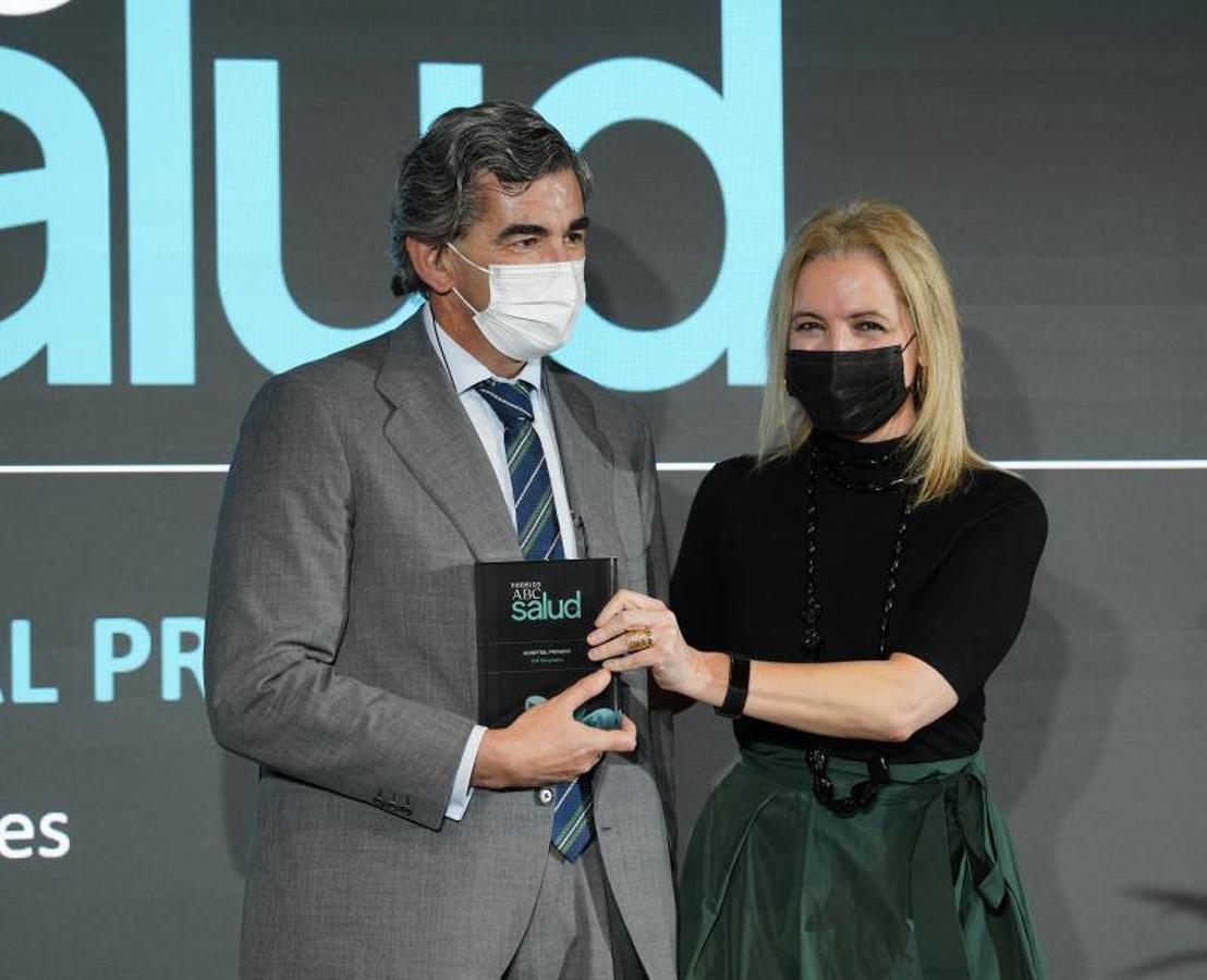 Juan Abarca recoge el premio de manos de la directora de la ONT, Beatriz Domínguez-Gil. 