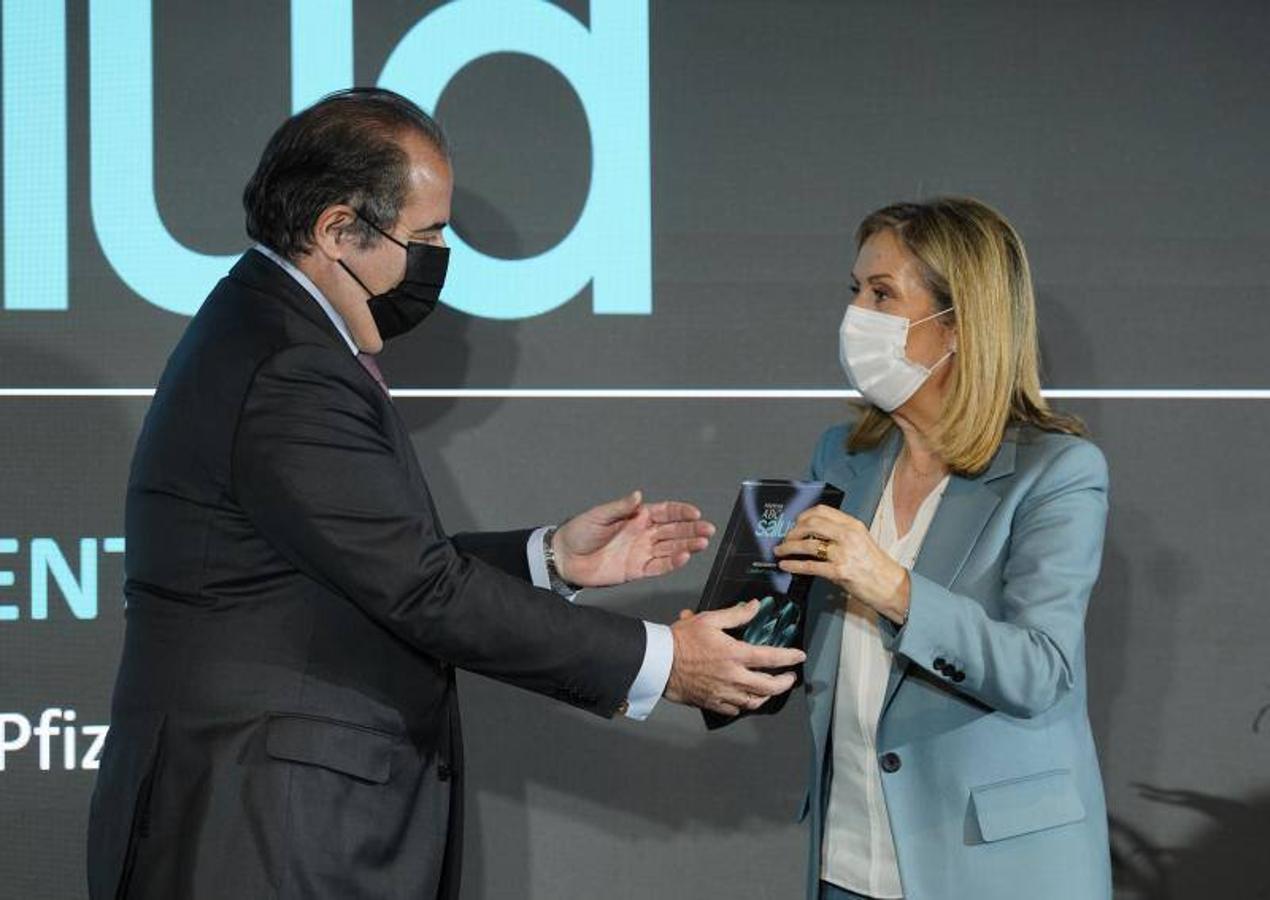 Ana Pastor entrega el premio al presidente de Pfizer España. 