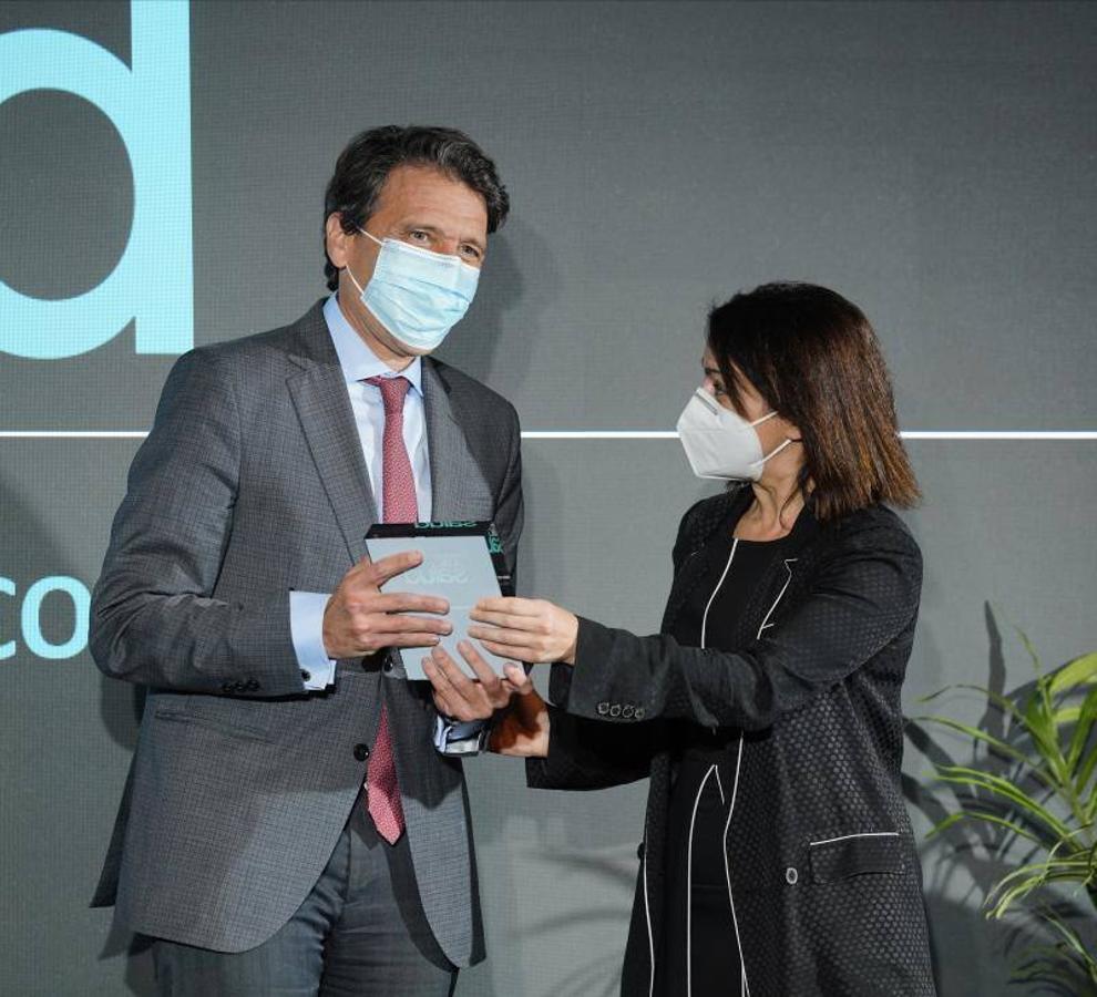 Silvia Calzón entrega el premio al médico Celso Arango. 