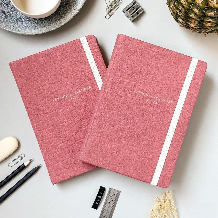 Planificador para un año 10. Las agendas de Melpom son las más indicadas para llevar un seguimiento de las tareas diarias. Además de un diseño exquisito, a lo largo de sus páginas podrás anotar ampliamente cada uno de los planes que tengas. Lo puedes encontrar en melpom.com.