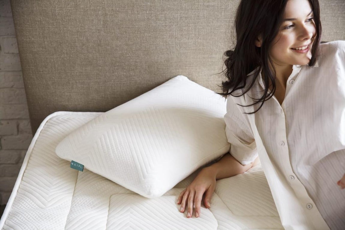 Un descanso profundo. Para quienes les cueste dormir, la almohada Kipli es la mejor opción ya que se puede profundizar las posturas al mismo tiempo que te vas preparando para entrar en relajación y finalmente conseguir un buen descanso gracias a su látex 100% natural. Lo puedes encontrar en kipli.com/es/.