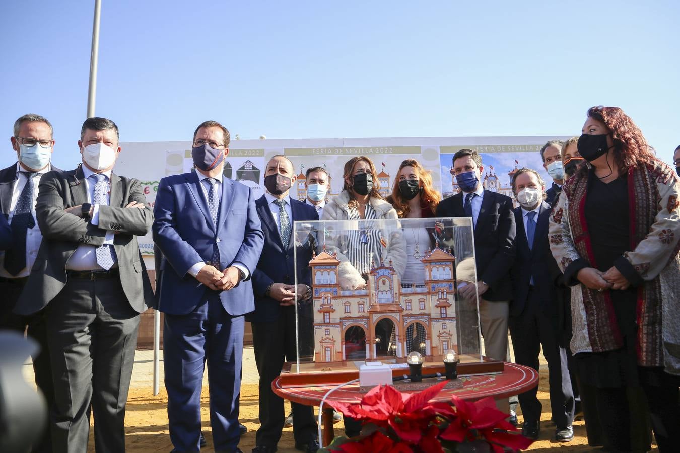 Colocación del primero tubo de la portada de la Feria de Sevilla 2022. ROCÍO RUZ